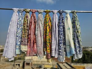 Pareo de algodón hecho a mano con estampado floral, pañuelo ligero y ecológico estilo bohemio para mujer - Product Image 4