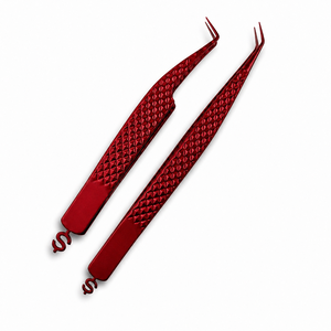 Pinzas para pestañas rojas con textura de diamante y extremos en forma de S para una aplicación precisa - Product Image 1