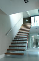 Escalier droit de haute qualité, directement de l'usine, designs personnalisés, structure en acier, escalier moderne pour l'habitation