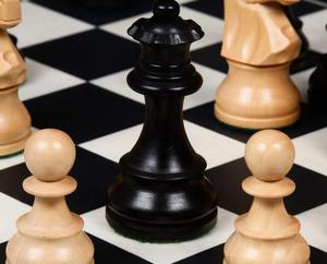 Reproducción de piezas de ajedrez francesas Lardy, Rey de 3.75 pulgadas en madera de abedul ebonizada y natural al mejor precio - Product Image 1