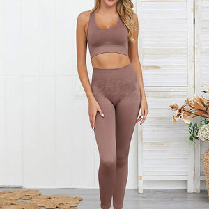 Ensemble de yoga moderne pour femme avec motif uni, logo frontal, tissu léger, taille haute, séchage rapide et respirant pour l'étirement quotidien - Product Image 6