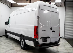 Furgoneta de Carga MERCEDES-BENZ Sprinter, Volante a la Izquierda, Exterior Blanco y Negro, Interior Claro, Caja de Cambios Automática, Tracción en las Cuatro Ruedas - Product Image 4