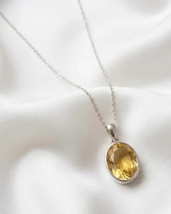 Collar con Colgante de Cuarzo Amarillo Hecho a Mano, Joyería Minimalista con Piedra Energética, Regalo de Piedra Preciosa Natural para Mujer - Product Image 1