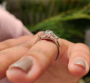 Bague de fiançailles de luxe en diamant taille radiant à trois pierres avec diamants latéraux baguette effilés, design élégant de bijoux fins pour mariée - Product Image 5