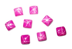 Rubis Étoilé Rouge Carré 10x10 mm 7 Carats Créé en Laboratoire Poli Opaque Cabochon avec Effet Étoile à 6 Branches pour la Fabrication de Bijoux - Product Image 6