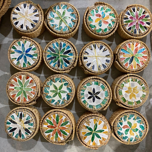 Posavasos de Mosaico de Conchas Marinas Naturales Hechos a Mano con Borde de Ratán, Decoración Costera para el Hogar, Posavasos para Bebidas, Regalo, Recuerdo - Product Image 5
