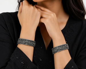 Brazaletes de Plata Antiguos de Moda |   Conjunto de brazaletes anchos de plata oxidada con grabado floral - Product Image 6