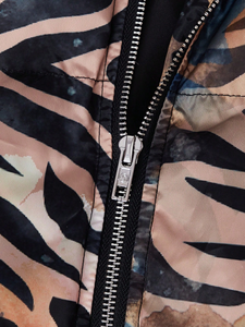 Blouson matelassé imprimé animal pour homme, motif léopard et tigre, col montant, entièrement zippé, chaud et matelassé pour l'hiver - Product Image 2