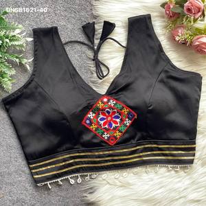 Nouvel arrivage : Blouse rembourrée et sans manches en satin Malai avec broderie motif Gamthi et bordure en dentelle Butta & Kodi, fournisseur de Surat - Product Image 6