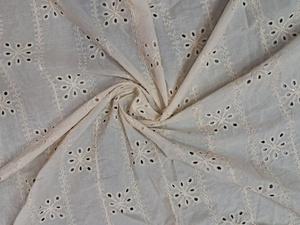Tissu en coton blanc en gros avec sequins, broderie cordonnée et ajouré, motif rayé vertical pour vêtements de créateurs - Product Image 5