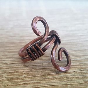 Bague de mariage artisanale en cuivre pur, création antique, pour homme et femme, texture rustique, ouverte et ajustable, fabriquée dans [lieu de fabrication] - Product Image 5