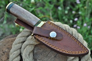 Couteau de chasse artisanal en acier Damas avec manche en bois et étui en cuir – Couteau de survie plein fil à lame pleine pour le camping en extérieur - Product Image 6