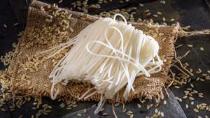 Fideos de Arroz Secos Bun Bo Hue de 3mm, 300g 500g, OEM ODM al por Mayor de Vietnam, Bajo MOQ, Empaque en Bolsa, Hong Thai Sa - Product Image 3