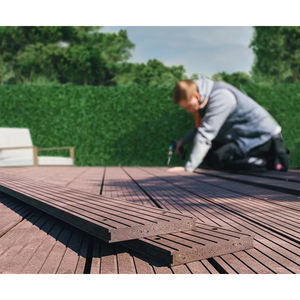 Tablas de Terraza de Madera y Plástico Compuesto con Orificios Redondos de Nuevo Diseño para Aplicaciones en Exteriores - Product Image 1