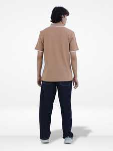 Camisa para Hombre con Detalles en Camel |   Camiseta de Manga Corta con Ribete en Contraste y Antiarrugas |   Logotipo Frontal Personalizado para Fabricantes OEM/ODM - Product Image 2