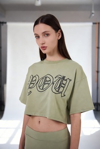 เสื้อยืดครอปท็อปสีเขียวมะกอกสำหรับผู้หญิง คอกลม แขนสั้น สไตล์ลำลอง พิมพ์ลายตัวอักษร ทรงปกติ ระบายอากาศได้ดี ผ้าเจอร์ซีย์ 100% ผ้าฝ้าย สำหรับฤดูใบไม้ผลิ - Product Image 2