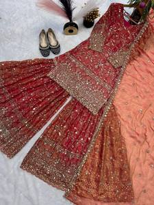 Robe de mariée indienne pakistanaise traditionnelle en soie rouge brodée pour femmes avec bordure dorée, longueur midi, coupe régulière - Product Image 4