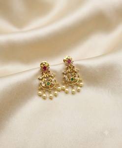 Boucles d'oreilles pendantes de style temple traditionnel d'Inde du Sud, avec diamants américains et perles, pour tenues ethniques, fabriquées par des fabricants. - Product Image 1
