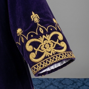 Robe de cérémonie en velours violet avec broderie en fils d'or, tenue royale traditionnelle du clergé, vêtement liturgique artisanal, vêtement de prêtre - Product Image 2