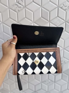Cartera de Cuero Tallada a Mano con Diseño a Cuadros Blanco y Negro, Elegante, con Correa para la Muñeca, Estilo Occidental, para Uso Diario - Product Image 4