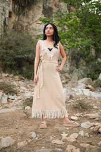 Robe maxi en coton Khadi beige faite à la main avec des franges bohèmes et une ceinture ajustable, sans manches, col en V, tenue de plage - Product Image 6