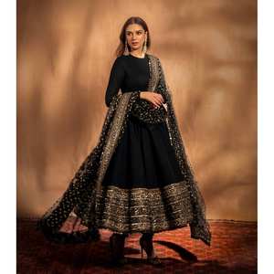 Robe de soirée de créateur pour les fêtes, robe ornée de sequins et de zari - Product Image 6