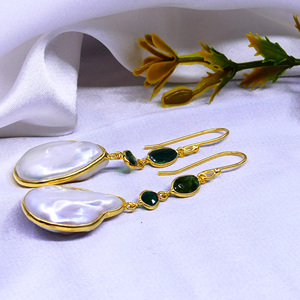 Pendientes colgantes de plata 925 chapados en oro con perla barroca de agua de mar y turmalina verde engastada en bisel para mujer, uso diario romántico - Product Image 5