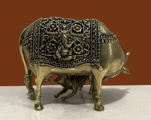 Statue de veau en laiton artisanale, figurine de vache Kamdhenu, finition vintage, décoration d'intérieur, article cadeau - Product Image 1