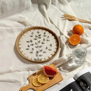 Elegante Bandeja Redonda de Ratán con Incrustaciones de Madreperla en Forma de Hoja, Marco Natural Tejido a Mano, Bandeja Decorativa Sofisticada - Product Image 3