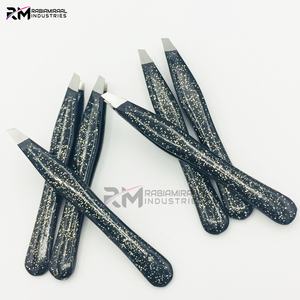 Pinzas para Cejas RMI de Alta Calidad, Color Negro Brillante / Punta Plateada, Juego de Pinzas para Cejas Angulares de Acero Inoxidable - Product Image 4