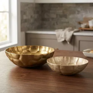 Bols élégants en or texturé, avec un motif martelé à la main époustouflant et des bords festonnés, parfaits pour une décoration haut de gamme. - Product Image 6