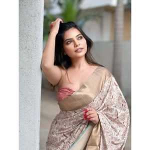 Sari en soie d'Assam Elite Weaves à imprimé floral avec bordure tissée Zari et motif Mehendi 500g Vêtements indiens et pakistanais - Product Image 2