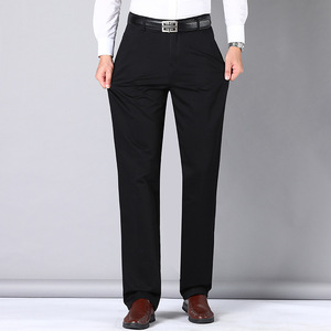 Pantalones deportivos plisados de golf para hombre en gris carbón y negro con tela elástica en cuatro direcciones que absorbe el sudor. - Product Image 6