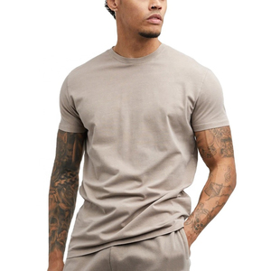 T-shirt de sport OEM pour homme, impression numérique personnalisée sur le devant, coupe classique, ourlet incurvé tricoté, vente chaude, 100 % coton, personnalisable, haute qualité - Product Image 2