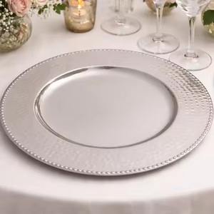 Plato de Presentación de Metal con Acabado Antiguo, Diseño en Relieve, para Eventos y Recepciones - Product Image 4