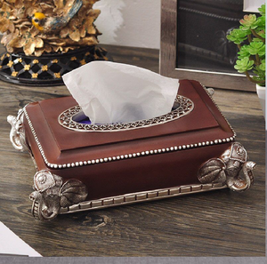 Elegante caja de pañuelos de cerámica blanca con soporte para control remoto integrado y detalles en oro, disponible a precios de mayorista. - Product Image 6