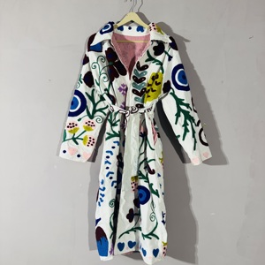 Abrigo Suzani Bordado a Mano con Ojo Turco |   Chaqueta Larga Boho de Algodón Hecha a Mano |   Duster con diseño floral de arte popular y frente abierto |   Declaración Artesanal - Product Image 1