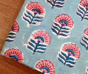 Tela de algodón estampada a mano con motivos florales en azul cielo – Material para confección de Jaipur - Product Image 2