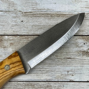 Couteau de brousse en acier carbone à lame pleine, avec manche en bois d'olivier/noyer et étui en cuir - Product Image 2