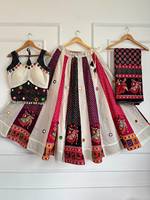 Spécial Navratri : Lehenga Choli Dupatta pour femme, en pur coton, imprimé Ajrakh, avec travail de miroirs et coquillages véritables, longueur ras du sol, pour fêtes et Diwali