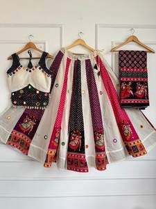 Spécial Navratri : Lehenga Choli Dupatta pour femme, en pur coton, imprimé Ajrakh, avec travail de miroirs et coquillages véritables, longueur ras du sol, pour fêtes et Diwali - Product Image 1