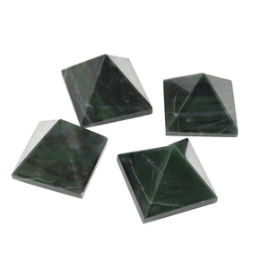 Belle pyramide d'agate de jade vert en gros pyramide de cristal de pierres précieuses naturelles polies pyramides de guérison pour la décoration - Product Image 1