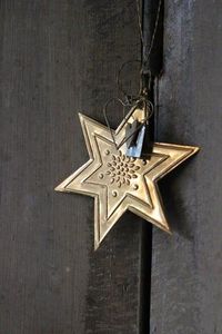 เครื่องประดับซานต้าทองเหลืองรูปดาวตกแต่งงานฝีมือแบบดั้งเดิม - Product Image 1