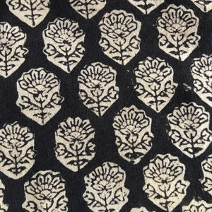 Tela de Algodón Estampada a Mano con Diseño Floral Buti sobre Base Negra |   Textiles Tradicionales de Jaipur - Product Image 1