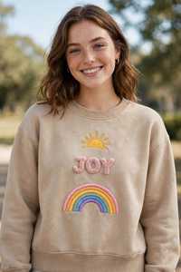 เสื้อสเวตเชิ้ตผู้หญิงสีเบจ คอกลม ผ้าฟลีซผสมฝ้าย ทรงหลวม ปักลายตัวอักษร Sun Joy Rainbow - Product Image 4