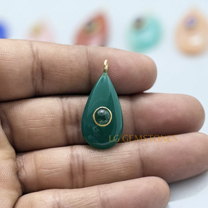 Colgante de Piedra Preciosa Lapislázuli en Forma de Lágrima Chapado en Oro de 18k con Pequeños Dijes de Piedra Doble Cornalina con Bisel - Product Image 2
