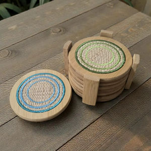 Posavasos de ratán colorido con borde de madera y soporte para uso diario en cocina, oficina, cantina y cafetería, protección para tazas de té y café. - Product Image 1