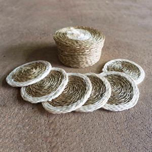 Sous-verres ronds en jonc de mer tressé faits à la main, sets de 6 décoration de table bohème marron naturel et blanc, fabriqués au Vietnam par HNH Craft - Product Image 1