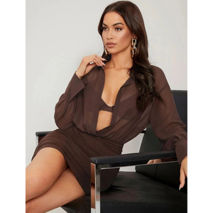 เดรสสั้นสีน้ำตาลกาแฟเข้ม แขนยาว คอวีลึก แต่งระบาย ทรงเซ็กซี่  อาจถือเป็นเดรสสำหรับใส่ไปเที่ยวรีสอร์ทริมชายหาดหรือออกงานกลางคืน - Product Image 1