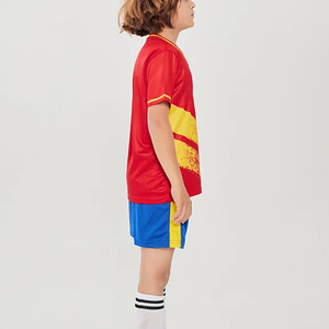 Conjunto de camiseta de fútbol con estampado de bandera roja y amarilla para niños, uniforme de poliéster de manga corta con cuello en V que absorbe la humedad, ropa para niños para todas las estaciones - Product Image 2